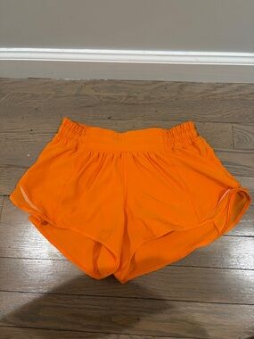 Lululemon orange 2.5 in hotty hots
Size: 4
IN GREAT CONDITION